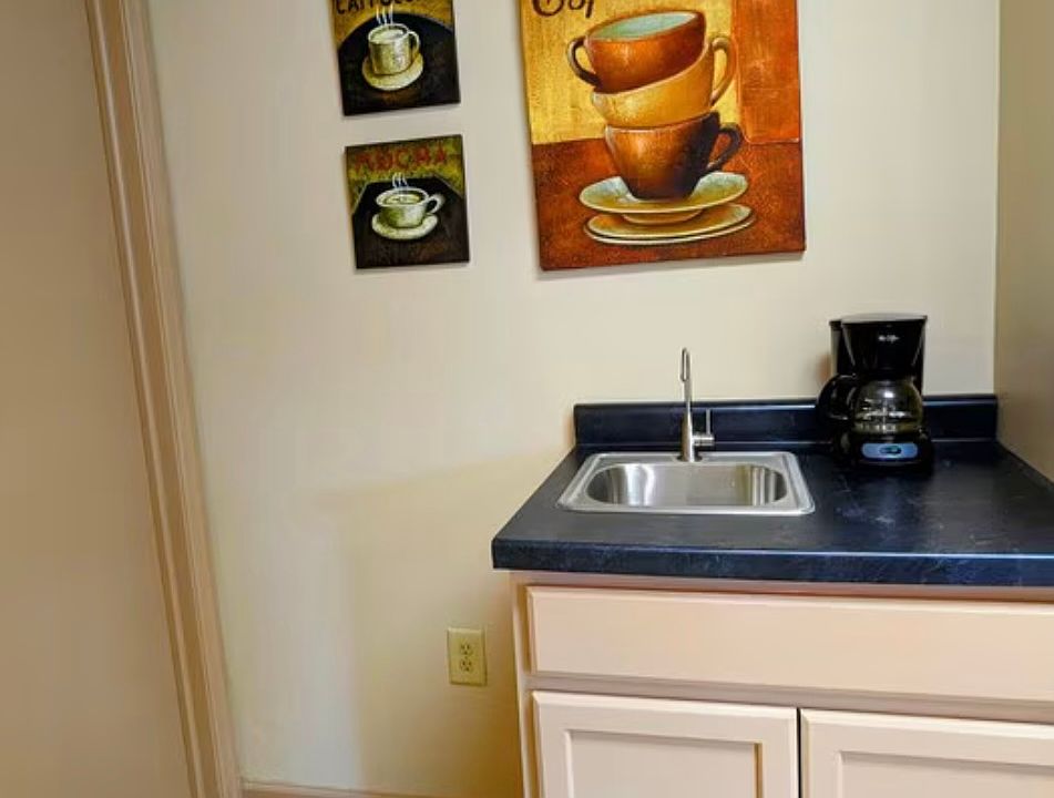 1st image of 950 Irving Ave #950