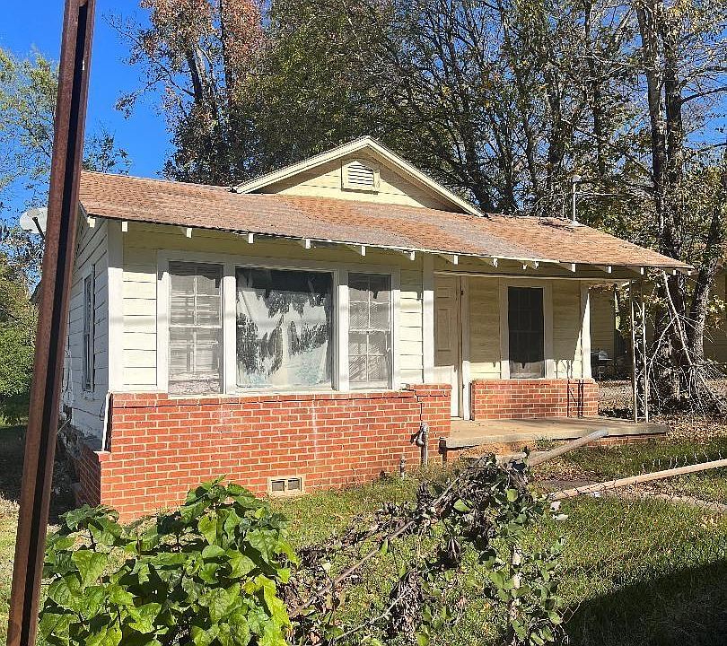 2nd image of 2307 Fair St