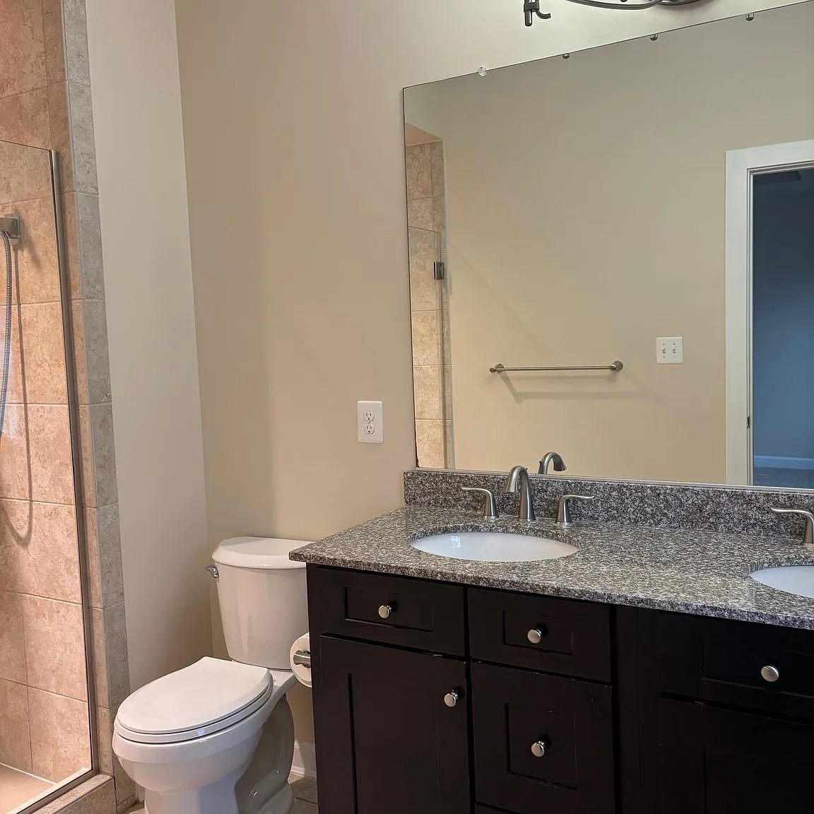 4 bed, 4.5 bath, 2090 sqft, $3,700 — Photo 3