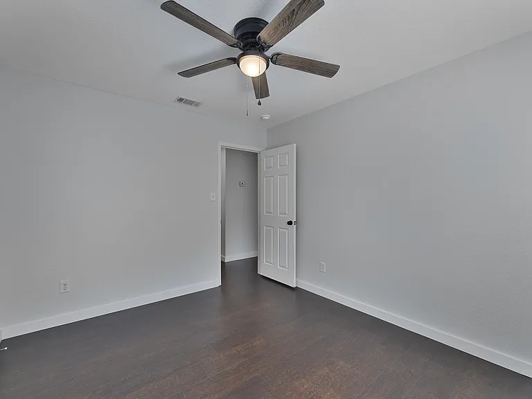 605 Clearbrook St — Photo 17