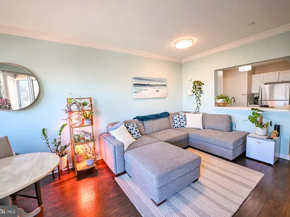 23 Pierside Dr Unit 327, Baltimore, MD 21230