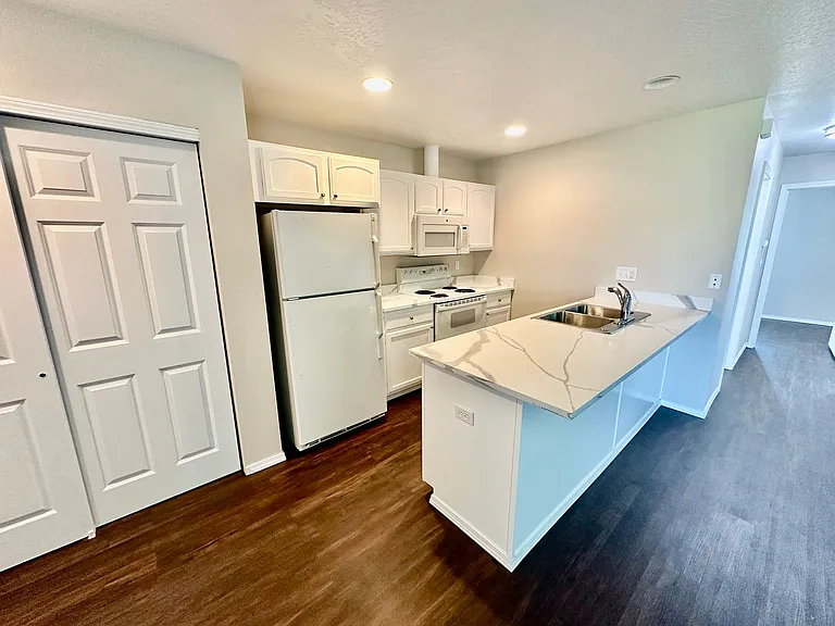 3130 Meadow Glen Ln — Photo 5
