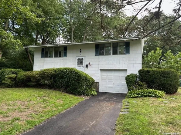 38 Lodge Lane, East Setauket, NY 11733