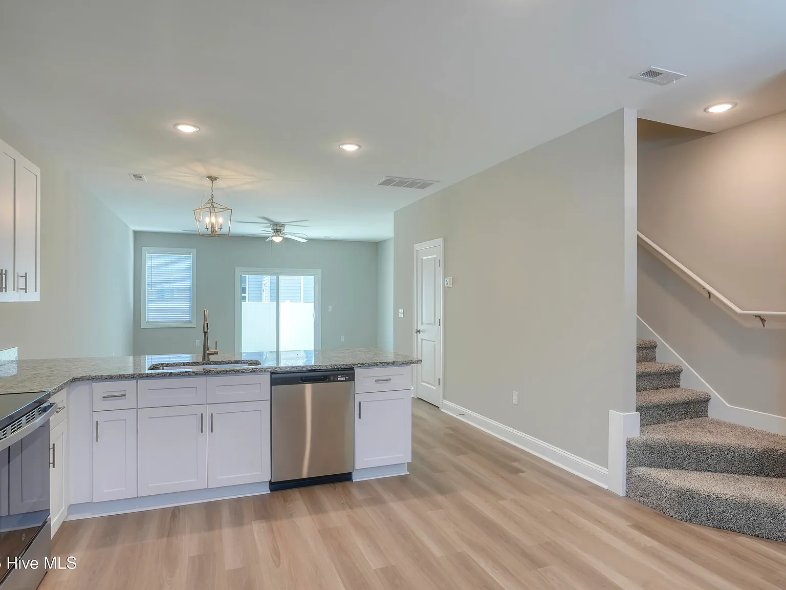 2 bed, 2.5 bath, 1432 sqft, $1,550 — Photo 3
