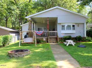 2541 Oakwood Dr, Hillsdale, MI 49242
