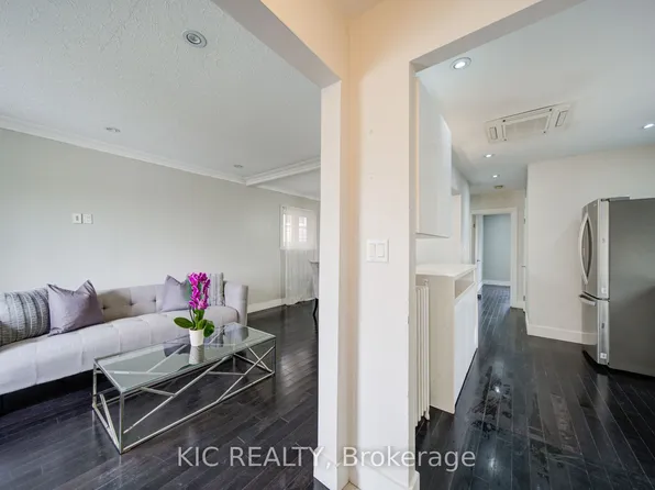 35 Montcalm Ave NW, Toronto, ON M6E 4N5