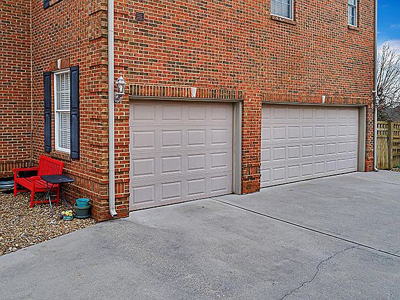 2nd image of 1524 Staffwood Rd