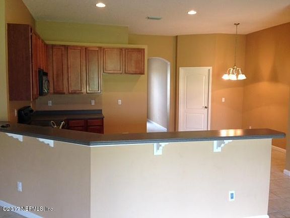 Kitchen w/ Bar and Nook