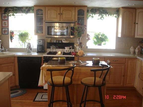 Eat-in Kitchen 
