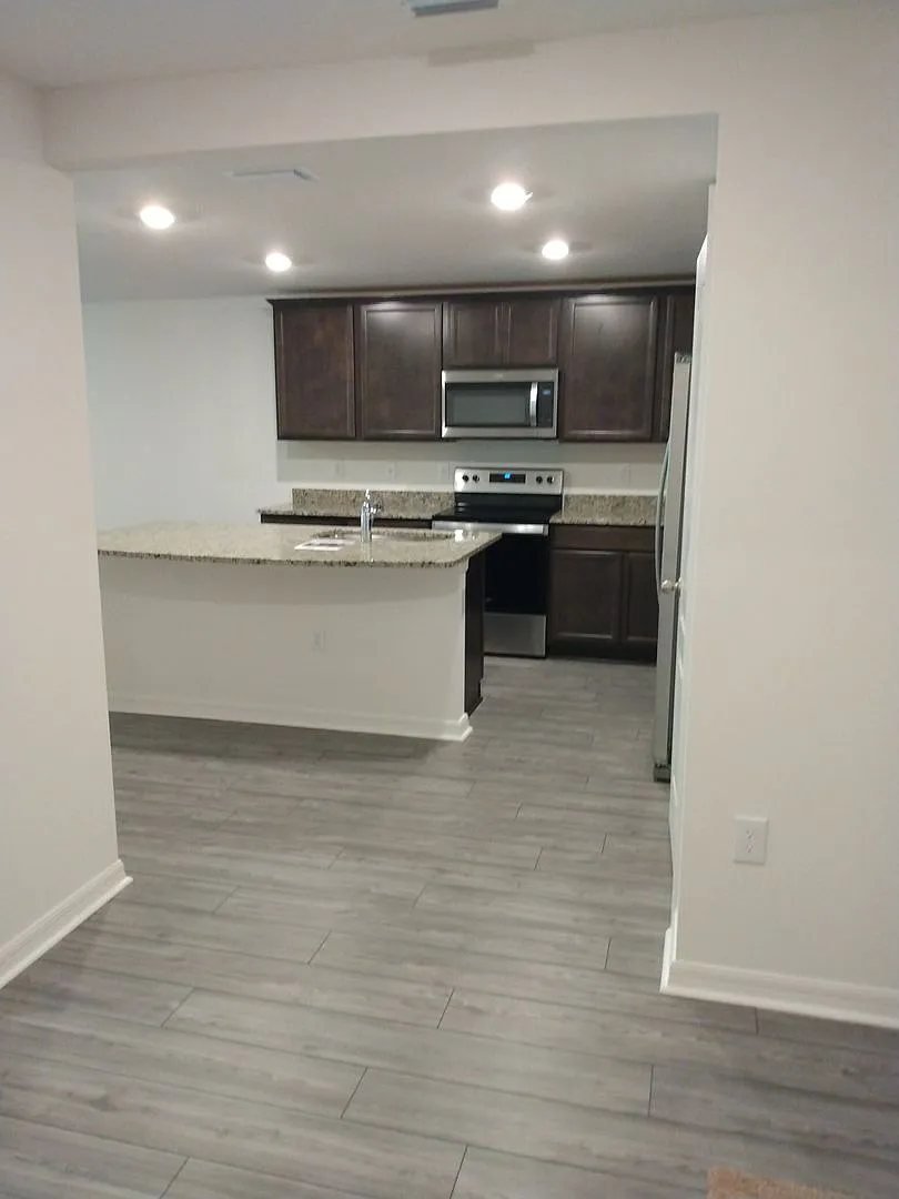 Newer 3 Bedroom 2 Bathroom Villa Home Silver Ridge — Photo 3