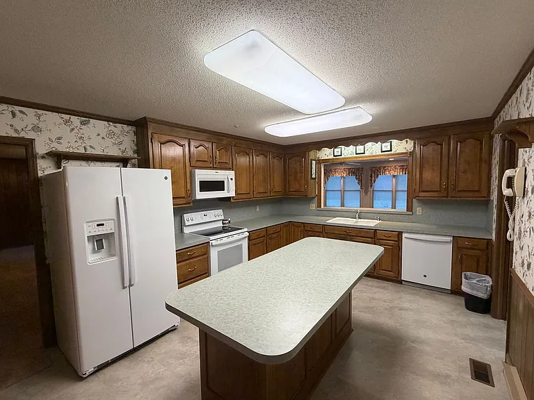 6811 Oakdale Rd — Photo 8