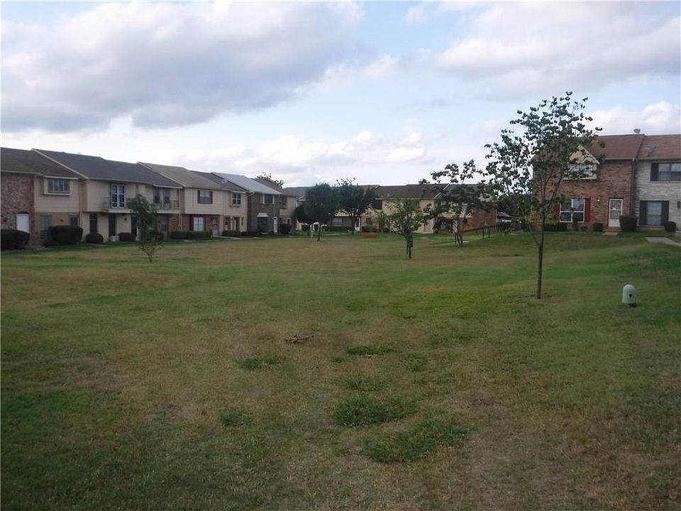 2nd image of 7 E Townhouse Ln