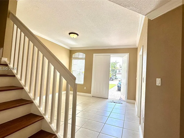 8102 SW 118th Pl #8102 — Photo 4