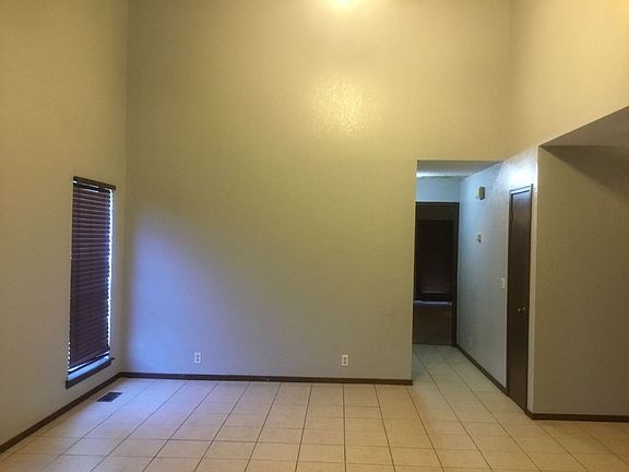 2nd image of 2624 Lynn Ln