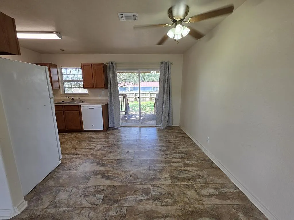 2 bed, 1.0 bath, 912 sqft, $1,450 — Photo 4