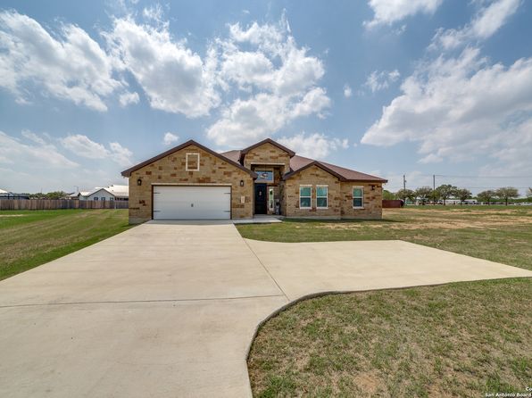 100 W Short Meadow, Lytle, TX 78052