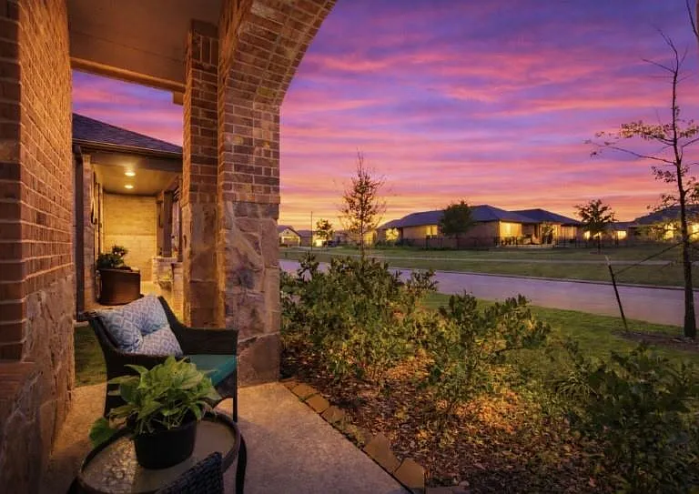 9727 Rockwell Dr — Photo 2