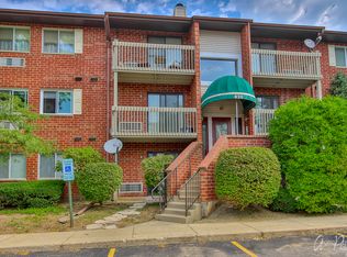 820 N Lakeside Dr APT 1B, Vernon Hills, IL