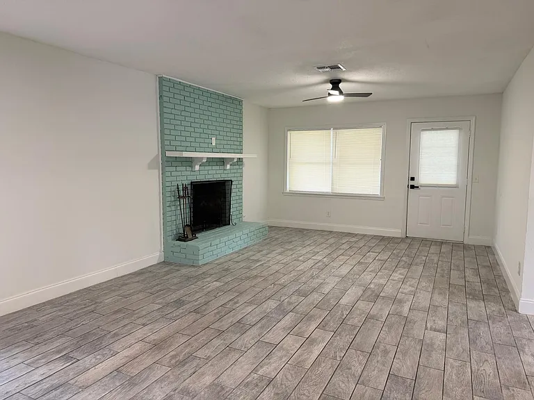 111 Joanne Ct — Photo 8