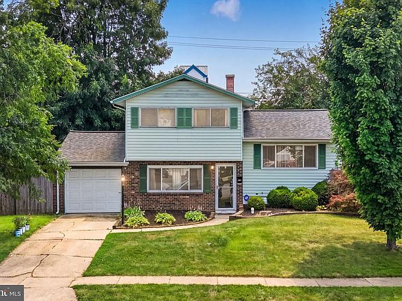 3rd image of 1301 Greentree Rd