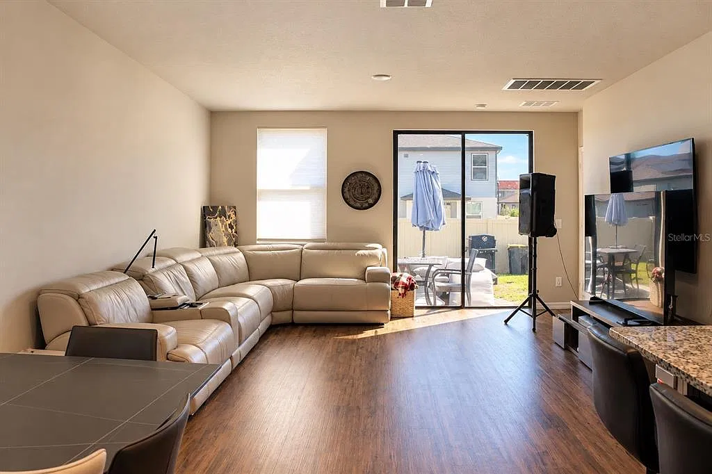 4 bed, 2.5 bath, 2167 sqft, $3,450 — Photo 2