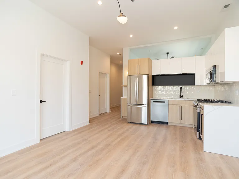 2042 W Irving Park — Photo 32
