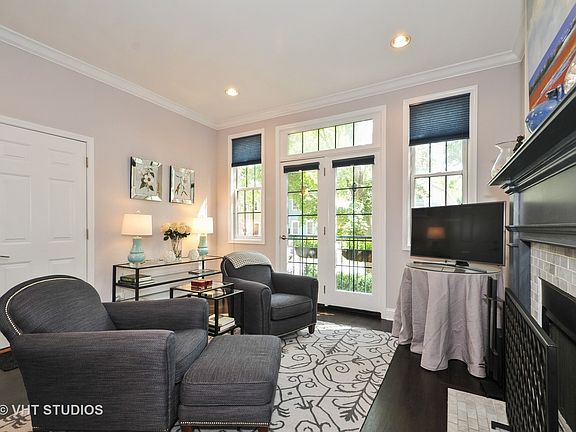 4th image of 3038 N Leavitt St #1
