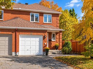 29 Woodbury Cres, Ottawa, ON K1G 5C9