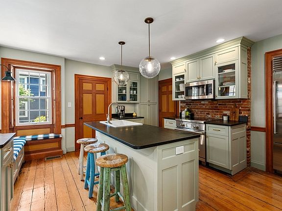 3rd image of 16 Cordis St #16