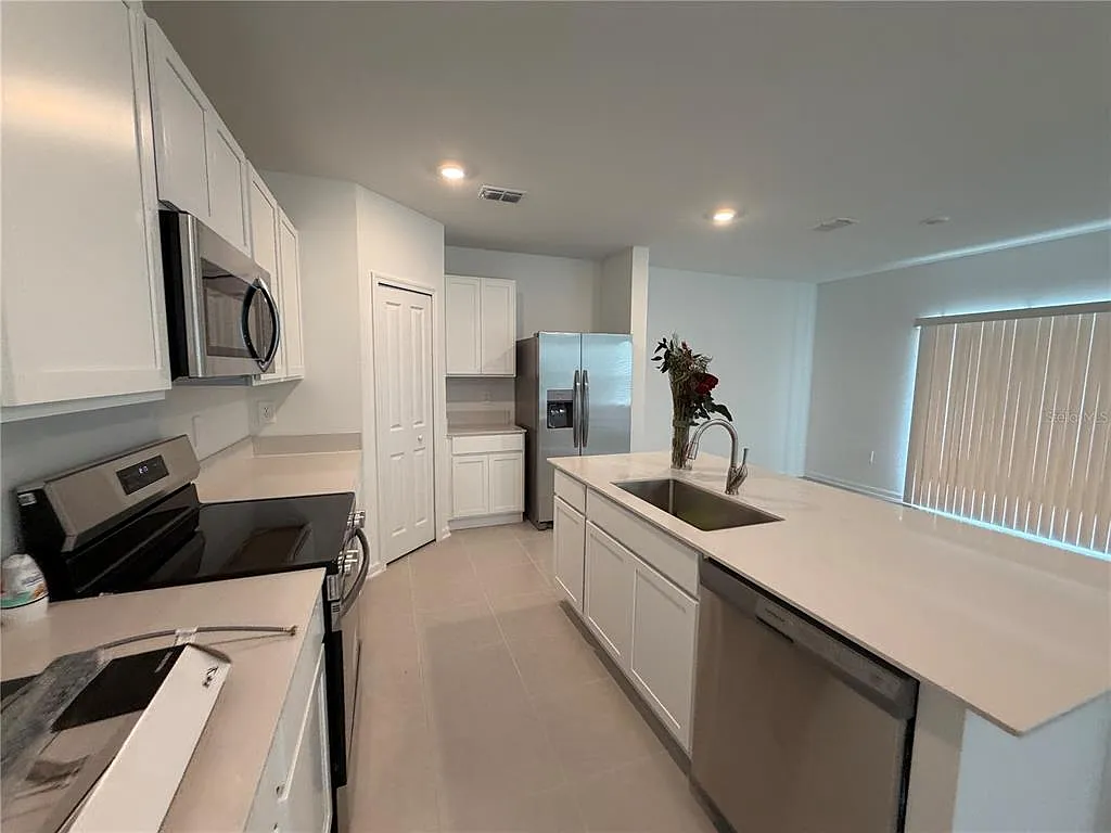 4 bed, 2.5 bath, 1874 sqft, $2,550 — Photo 4