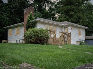 1005 Forest Lake Blvd, Lake Orion, MI
