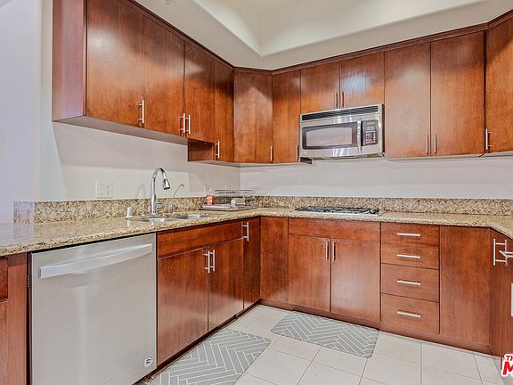4th image of 601 N Serrano Ave Suite 106