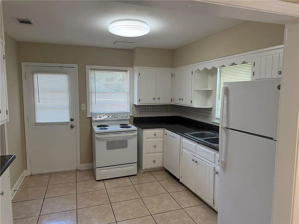 3 bed, 1.5 bath, 1245 sqft, $1,700 — Photo 3