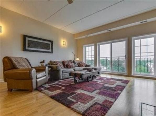 1903 W Diversey Pkwy APT 402