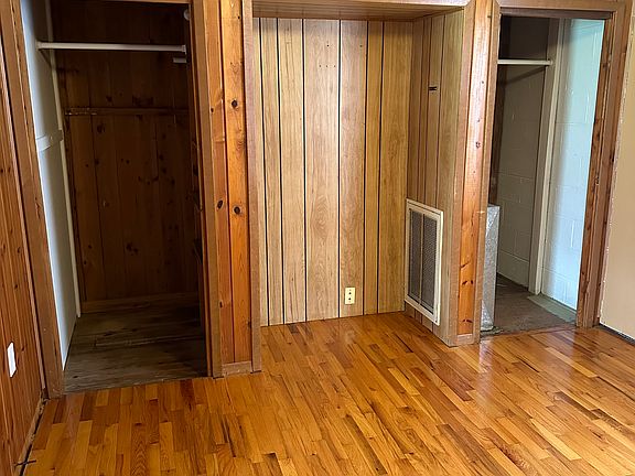 5th image of 209 Walnut St