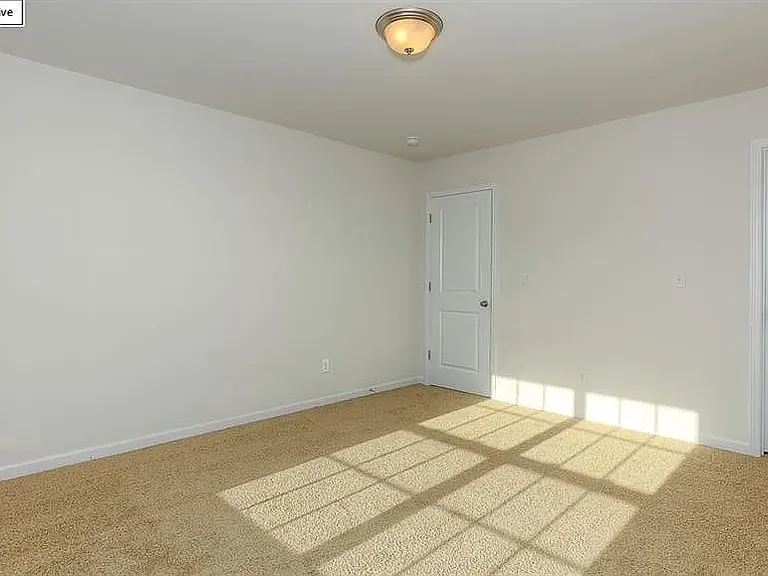 418 Grantham Ln — Photo 16