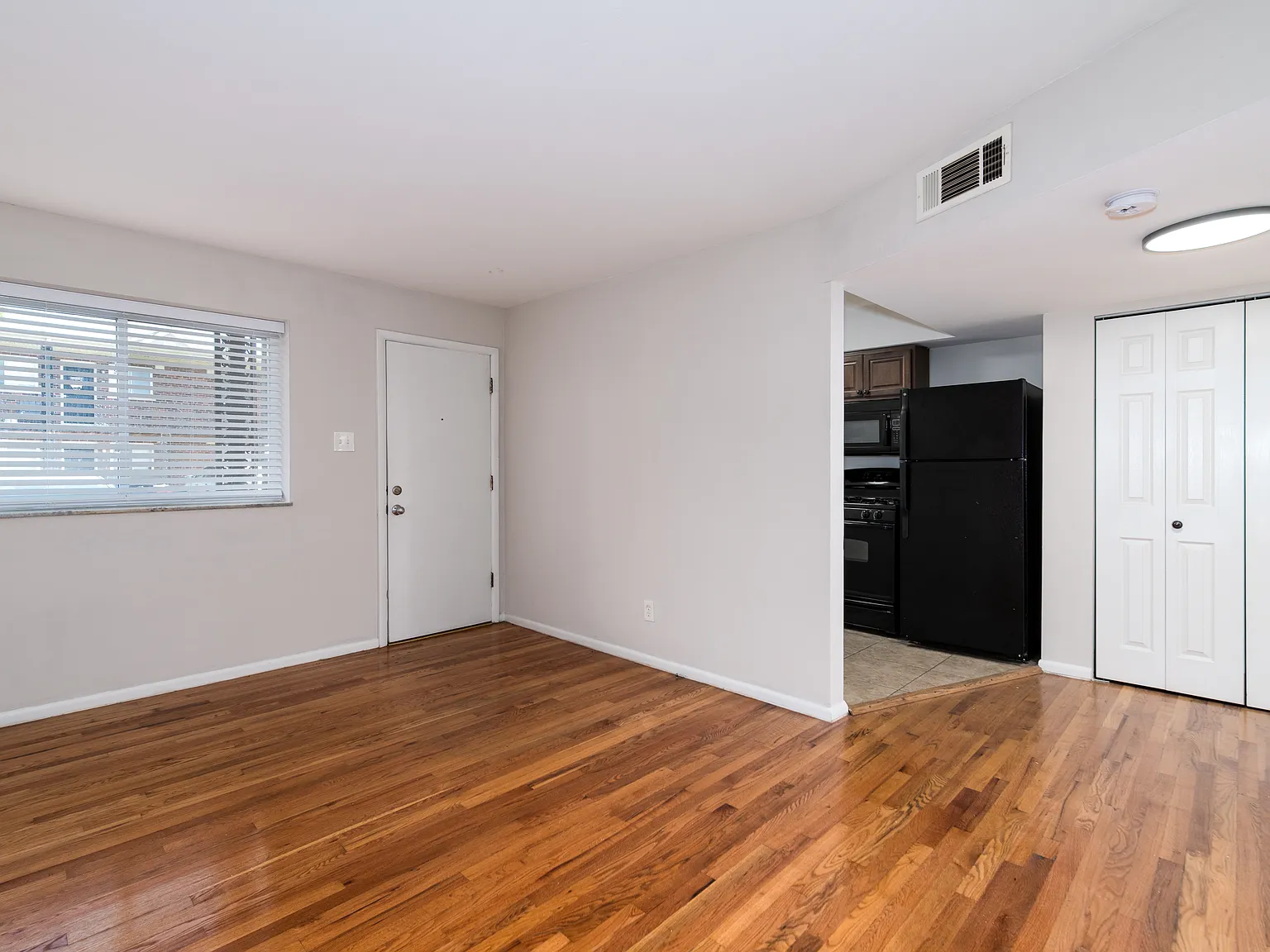 2 bed, $1,050 — Photo 4