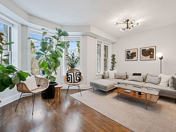 4th image of 1427 N Leavitt St #2