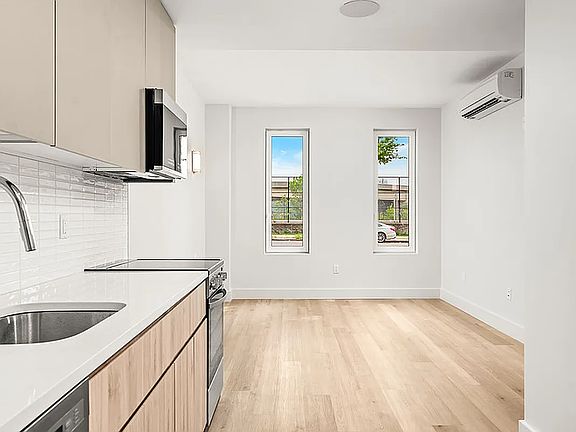 3rd image of 132 Willis Ave #122