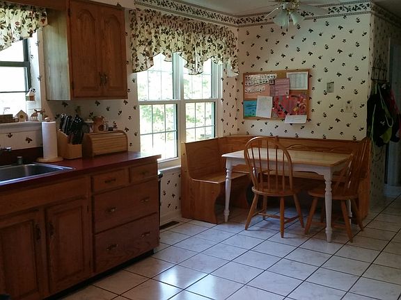5th image of 210 Barberry Dr