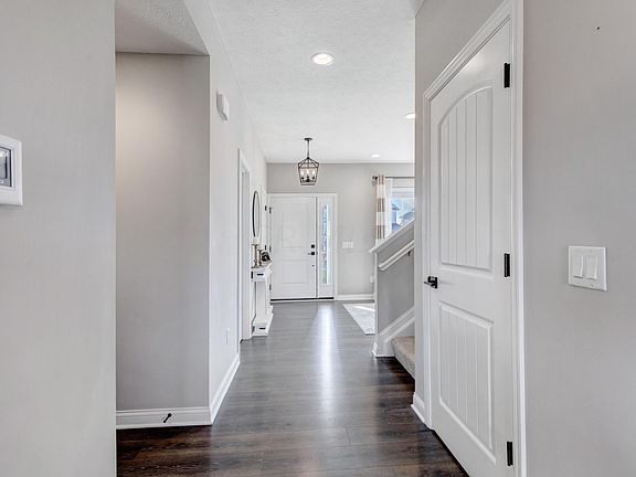 3rd image of 218 Fanshell Dr