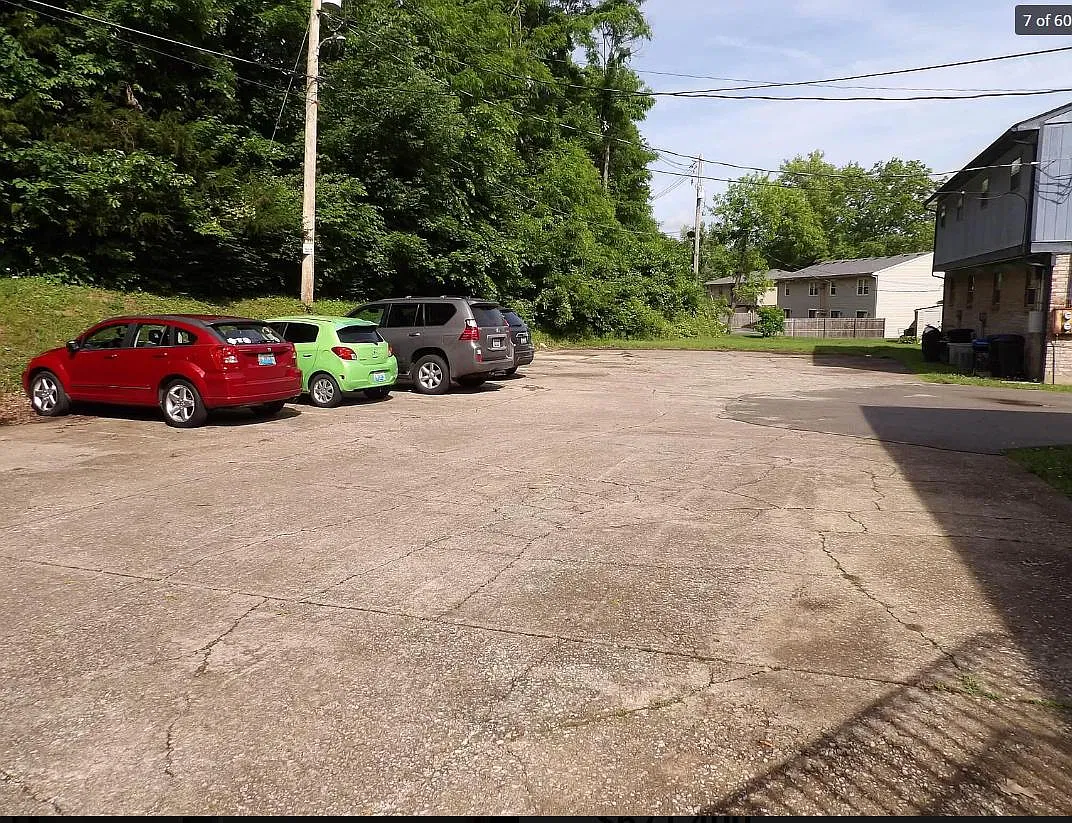 256 Meadowview Dr — Photo 2