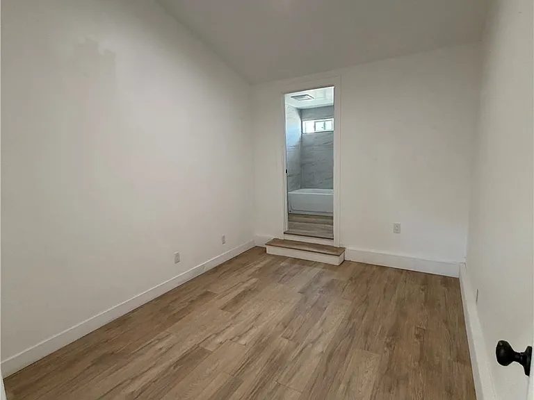 5439 Greenbrier Dr — Photo 11
