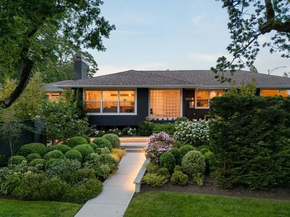 3311 Gibbs Rd, Oak Bay, BC V8P 4Y5