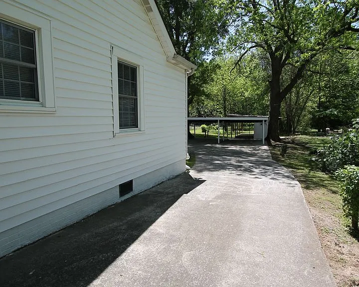 1004 Anderson Rd S — Photo 48