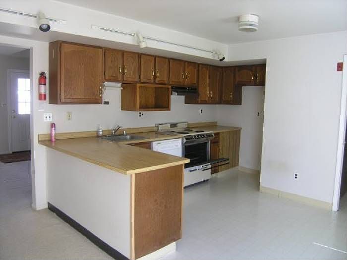 Open kitchen w/eating are
