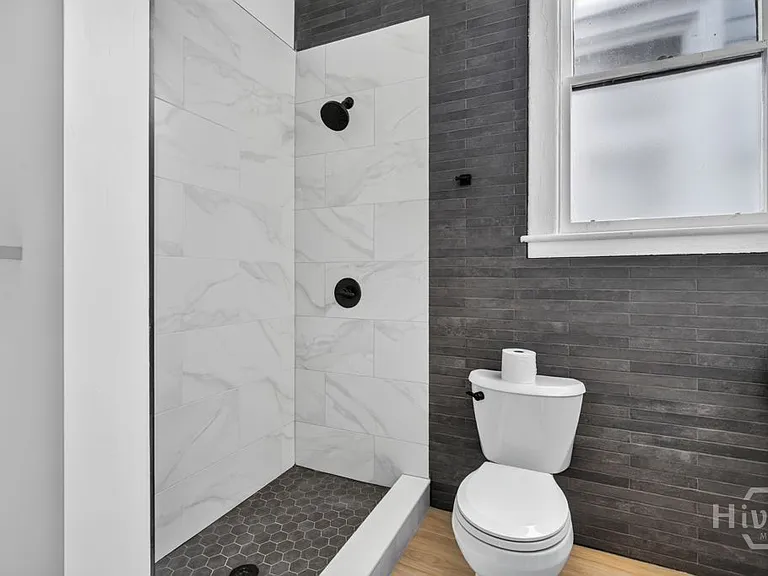 114 W Waldburg St — Photo 33
