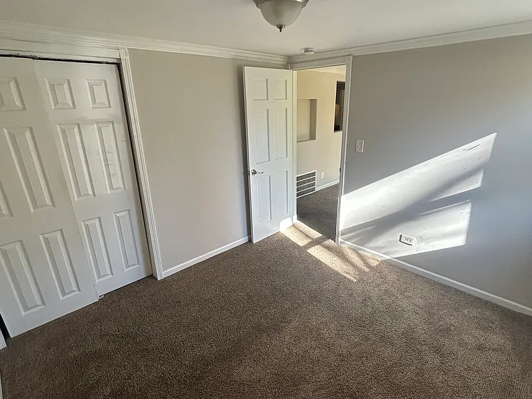 902 W Windsor Ave — Photo 3