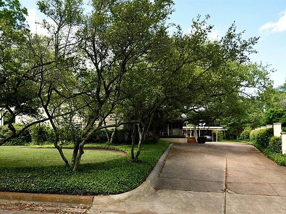 4th image of 1034 Lakeshore Dr