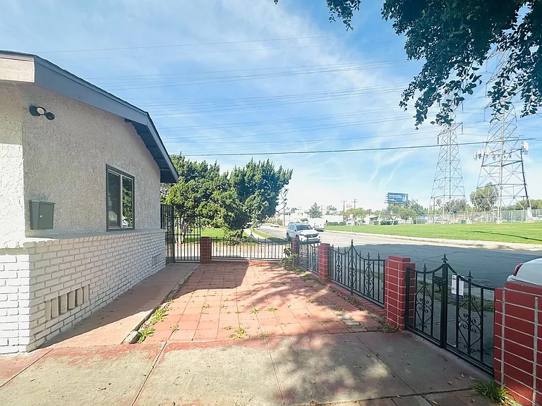 2645 1/2 W Via Corona — Photo 39
